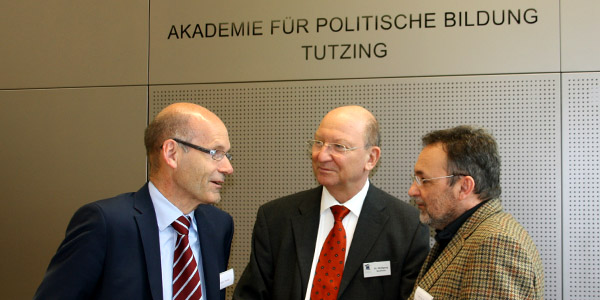 Ulrich Walwei, Wolfgang Quaisser und Jürgen Jerger stehen im Hörsaal der Akademie für Politische Bildung und unterhalten sich 