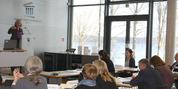Ursula Münch steht am Rednerpult auf dem Podium des Hörsaals der Akademie für Politische Bildung und redet. Vor ihr sitzen mehrere Personen an Tischen und hören ihr zu