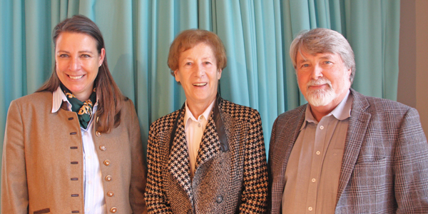 Saskia Hieber, Margareta Mommsen und Michael Schröder stehen nebeneinander in der Akademie für Politische Bildung und lächeln in die Kamera