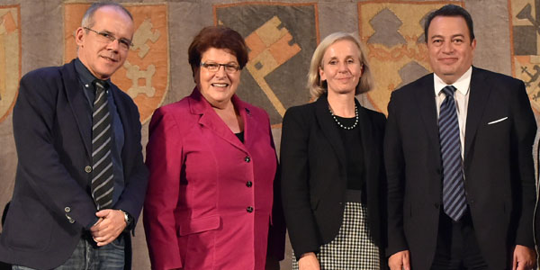 Tasos Telloglou (v.l.), Barbara Stamm, Ursula Münch und Evripidis Stylianidis stehen nebeneinander im Bayerischen Landtag und lächeln in die Kamera