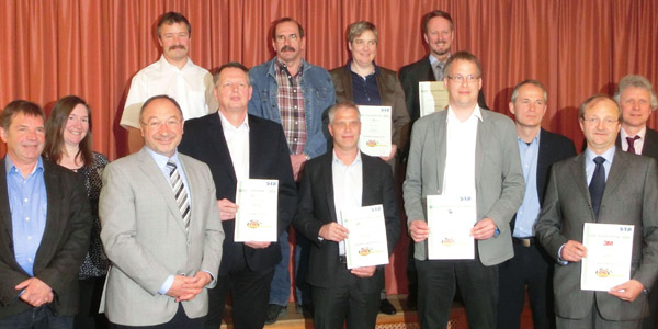 Auszeichnung der Ökoprofit-Betriebe 2014/15 Gero Kellermann und weitere Personen stehen nebeneinander und halten die Ökoprofit-Urkunde 2014/2015 in den Händen