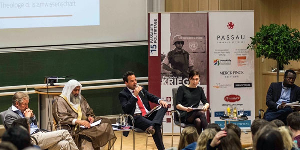 Ina Wiesner, Andreas Kalina, Imam Abu Adam, Martin Durm und Naakow Grant-Hayford sitzen nebeneinander im Audimax der Universität Passau und führen eine Podiumsdiskussion