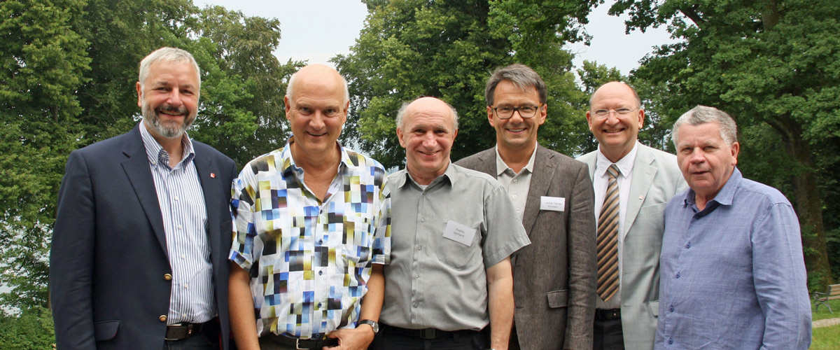 Thomas Ressel, Wolfgang Schreiber, Gerhard Endres, Thomas Karmasin, Wolfgang Quaisser und Klaus Heimann stehen im Garten der Akademie für Politische Bildung und lächeln in die Kamera