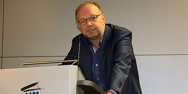 Bernd Ulrich steht am Rednerpult des Hörsaals der Akademie für Politische Bildung