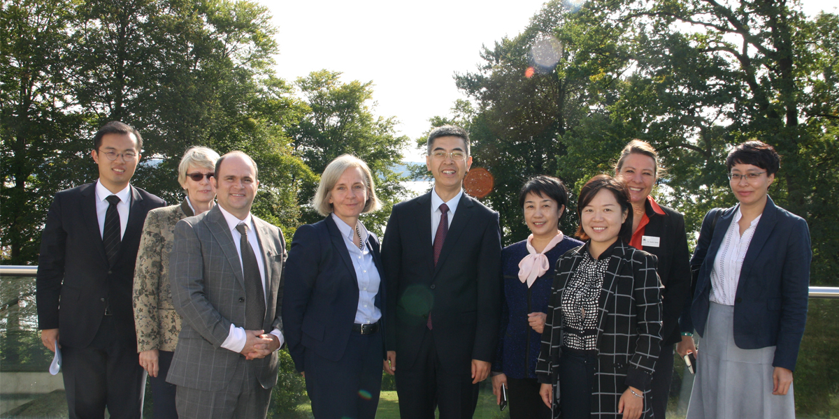 Ursula Münch mit einer chinesischen Delegation im Garten der Akademie für Politische Bildung