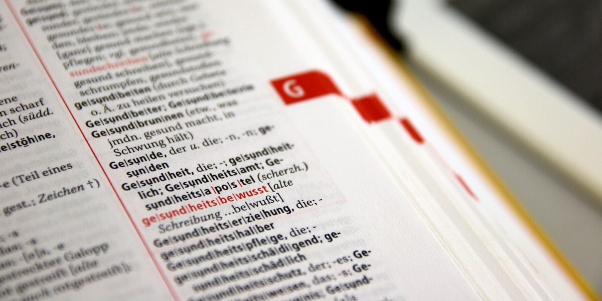 Nahaufnahme von dem Wort "Gesundheit" in einem Duden