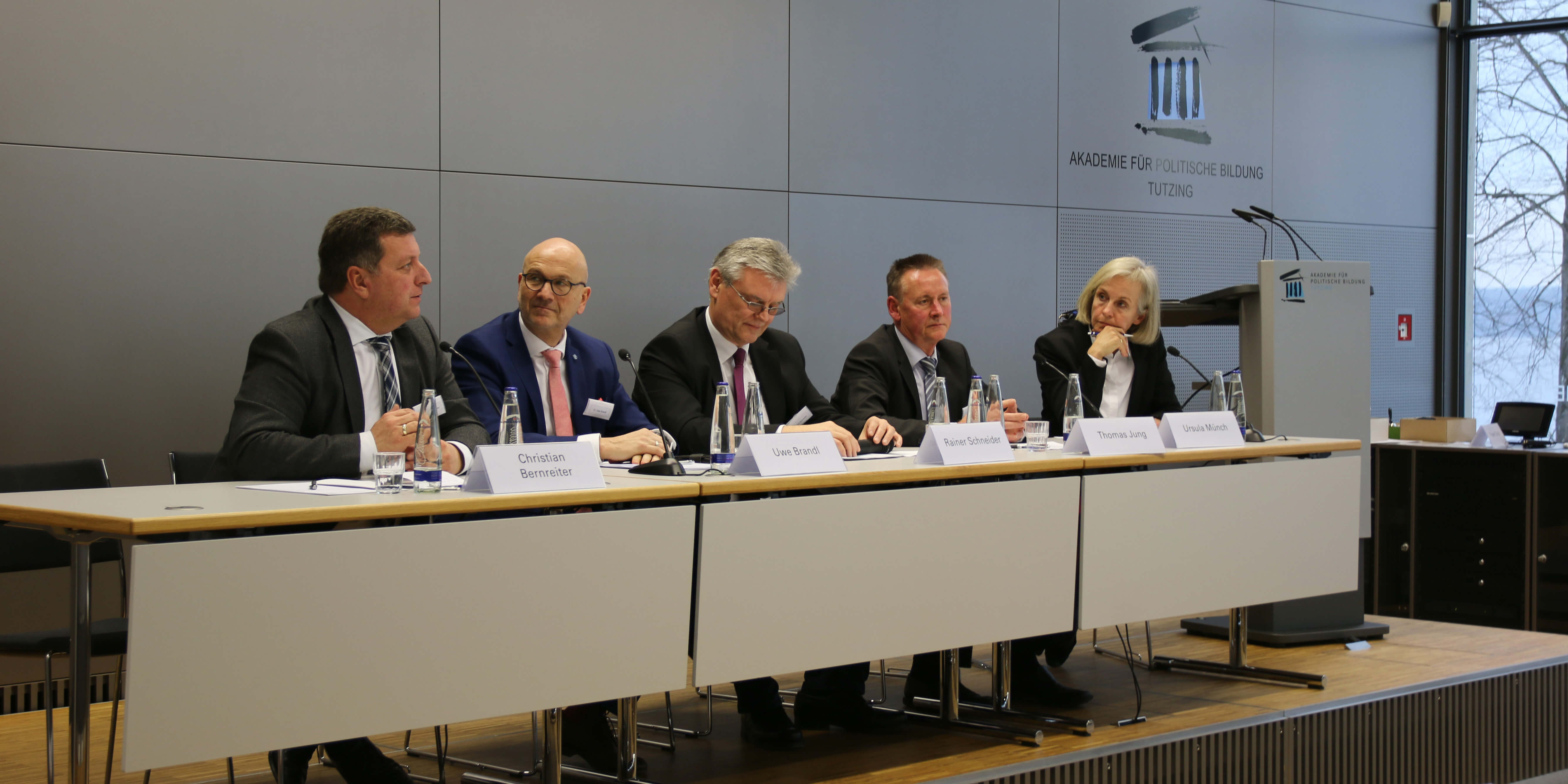 Christian Bernreiter, Uwe Brandl, Reiner Schneider, Thomas Jung und Ursula Münch sitzen auf dem Podium des Hörsaals der Akademie für Politische Bildung 