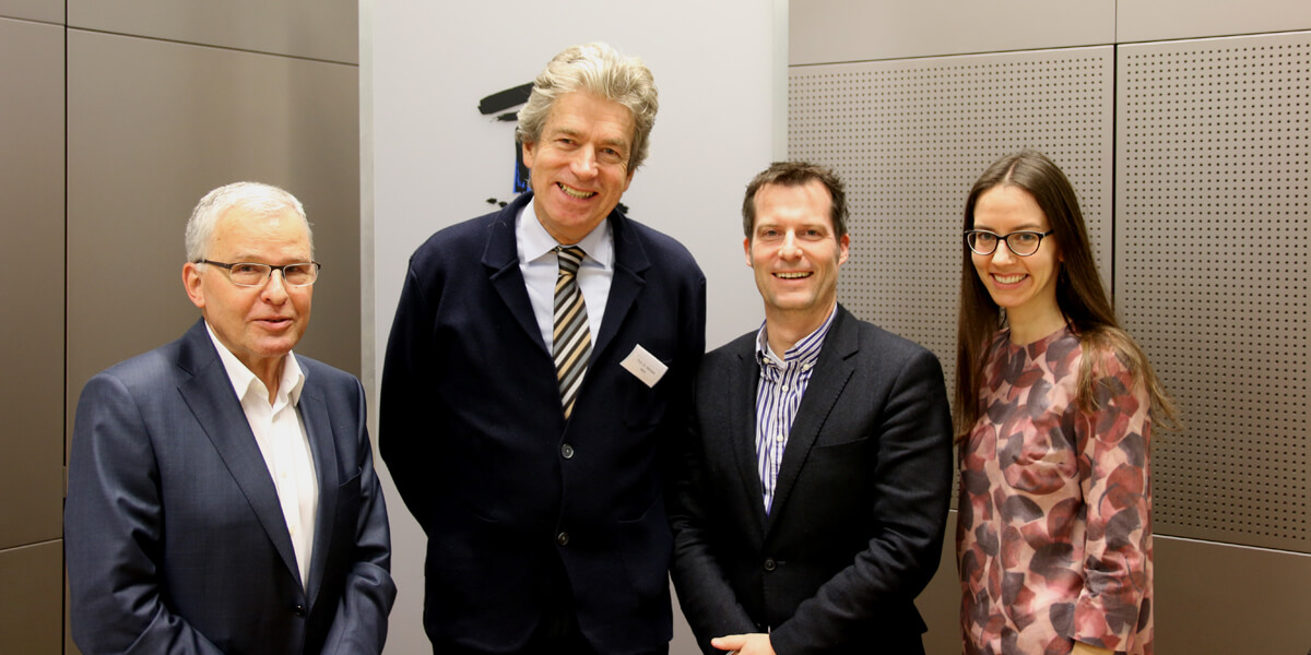 Hartmut Sangmeister, Nikolaus Werz, Jörg Siegmund und Katharina Hillenbrand stehen nebeneinander und lächeln in die Kamera