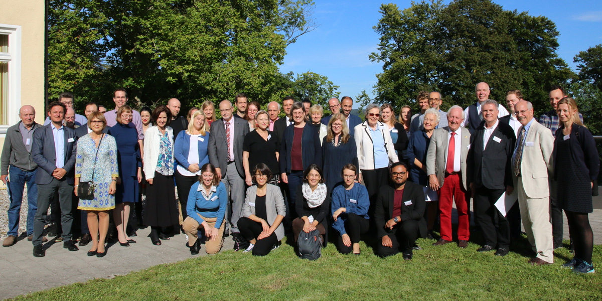 Teilnehmende der Tagung "Migration and History Education" stehen im Garten der Akademie für politische Bildung Tutzing.