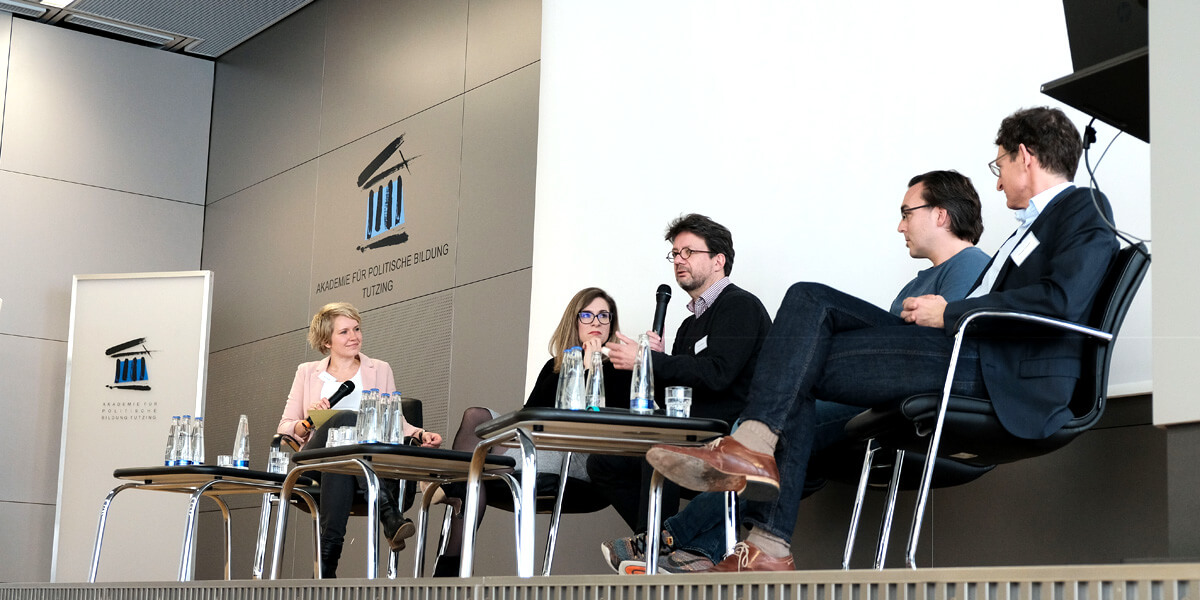 Mehrere Referentinnen und Referenten der Tagung "Journalismus - Ein Beruf im Wandel" sitzen auf dem Podium des Hörsaals der Akademie für Politische Bildung und führen eine Gruppendiskussion