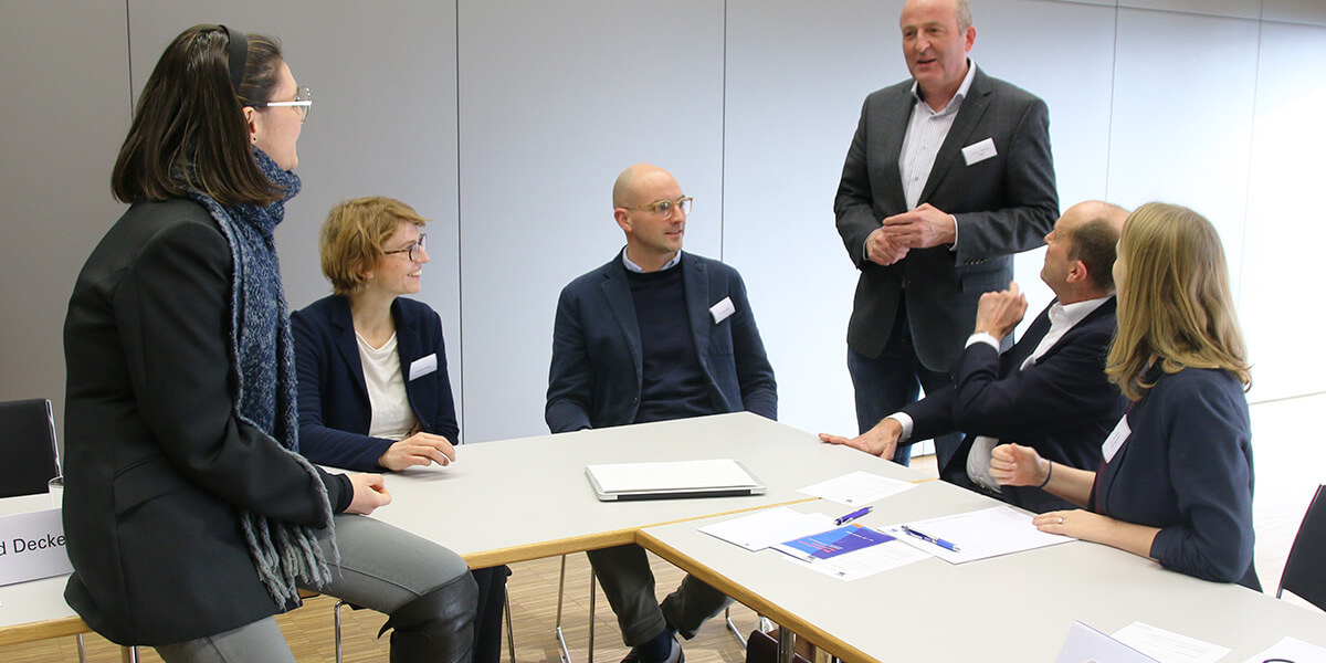  Roberta Astolfi, Astrid Séville, Julian Müller, Berthold Vogel, Nicolai Dose, Daniela Strüngmann haben sich an einem Tisch versammelt und unterhalten sich.