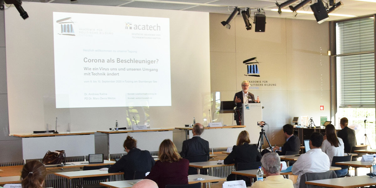 Ortwin Renn steht im Hörsaal der Akademie für Politische Bildung Tutzing und hält einen Vortrag. Vor ihm sitzen Zuhörer und Zuhörerinnen.