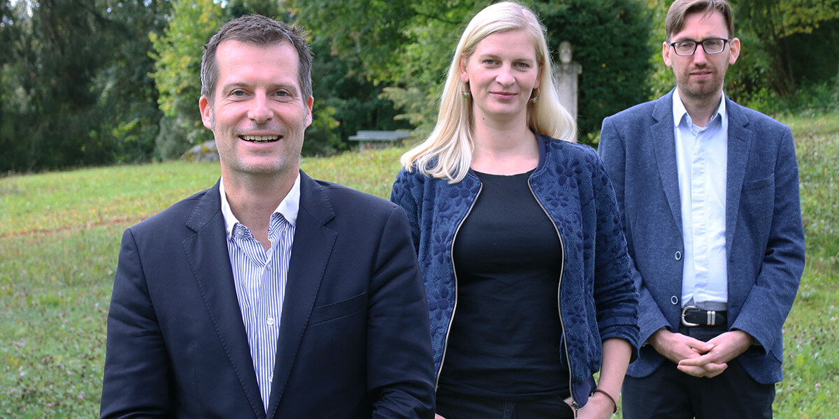 Jörg Siegmund, Madeleine Henfling und Hendrik Träger stehen im Garten der Akademie für Politische Bildung Tutzing
