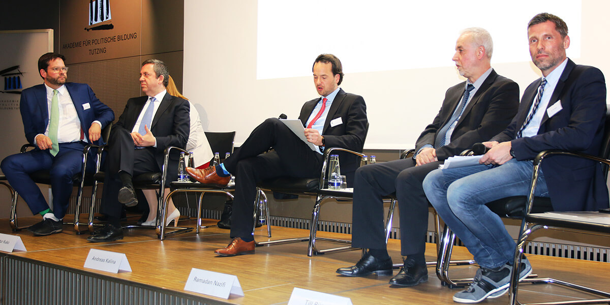 Lukas Mandl, Artur Kuko, Andreas Kalina, Ramadan Nazifi und Till Rüger sitzen auf der Bühne des Hörsaals der Akademie für Politische Bildung Tutzing.