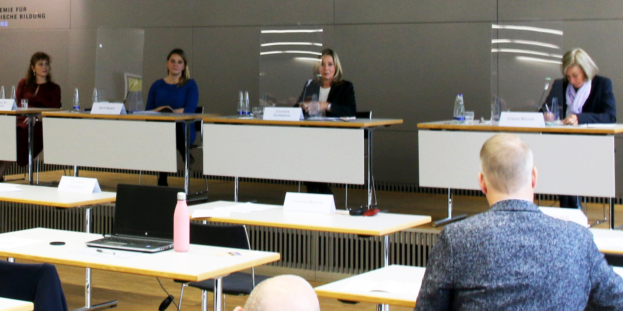 Dagmar Schuller, Doris Bosch, Cornelia Gottebhüt und Ursula Münch sitzen auf der Bühne des Hörsaals der Akademie für Politische Bildung.