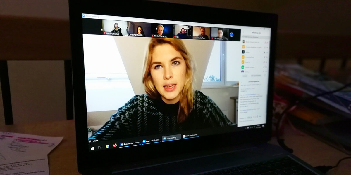 Laptop, auf dem der Online-Workshop "Instagram für Journalisten" über Zoom übertragen wird. Helene Reiner ist auf dem Bildschirm im Vordergrund.