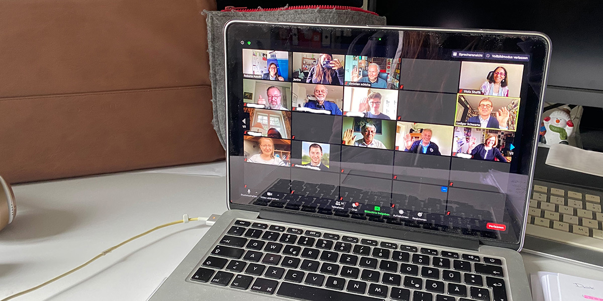 Laptop, auf dem die Teilnehmenden der Online-Tagung über Zoom zu sehen sind. 