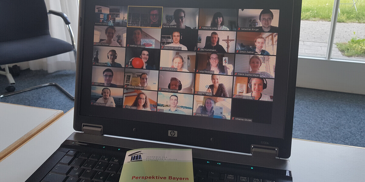 Laptop, auf dem die Teilnehmden der Online-Tagung über Zoom zu sehen sind.