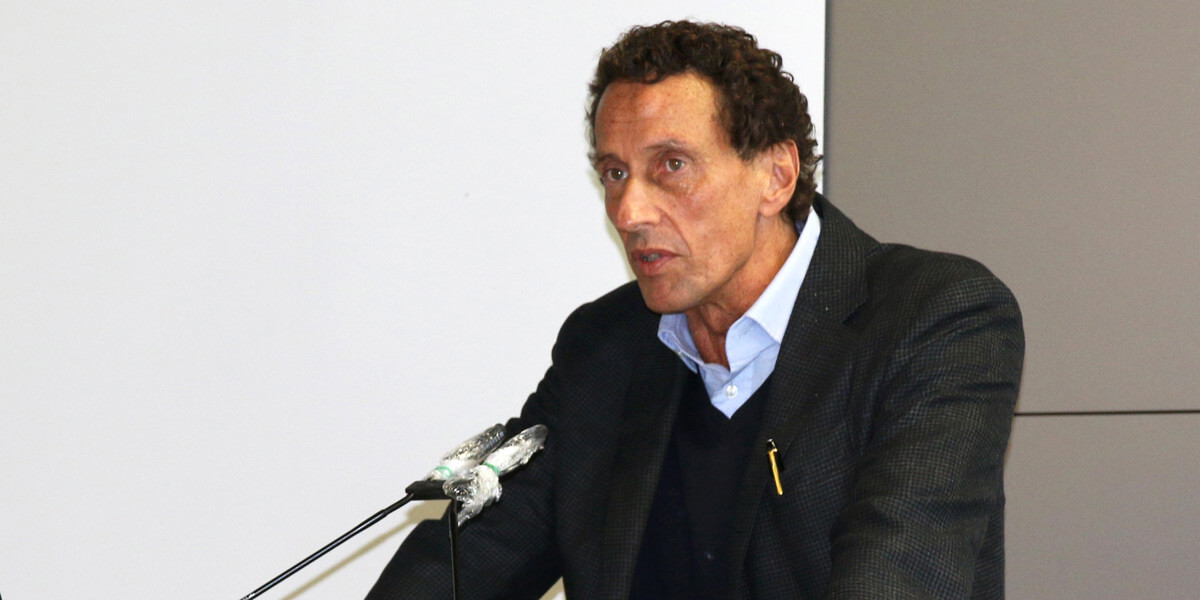 Julian Nida-Rümelin am Rednerpult der Akademie für Politische Bildung Tutzing