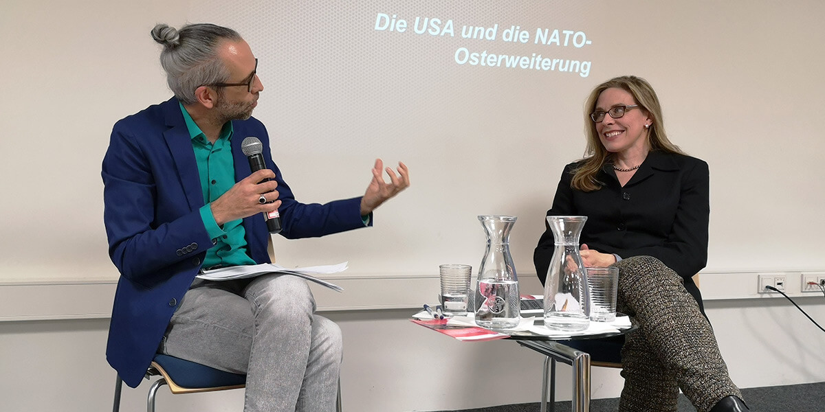 Michael Mayer und Mary Sarotte unterhalten sich auf der Bühne des Hörsaals der Akademie für Politische Bildung