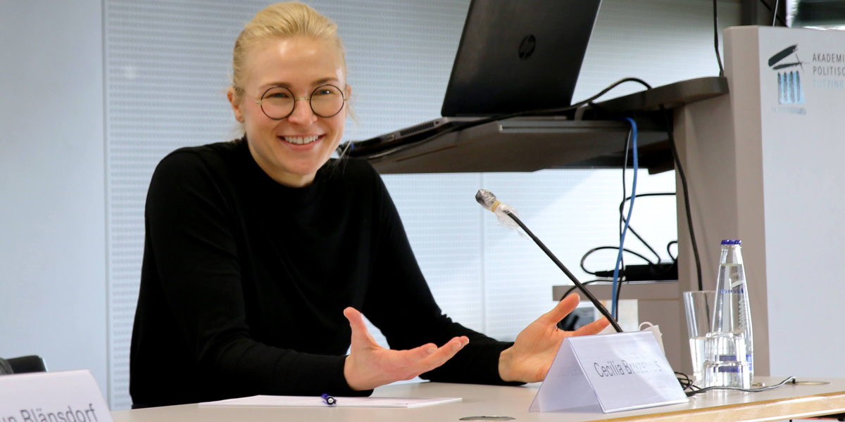 Cecilia Bruzelius spricht auf dem Podium der Akademie für Politische Bildung 