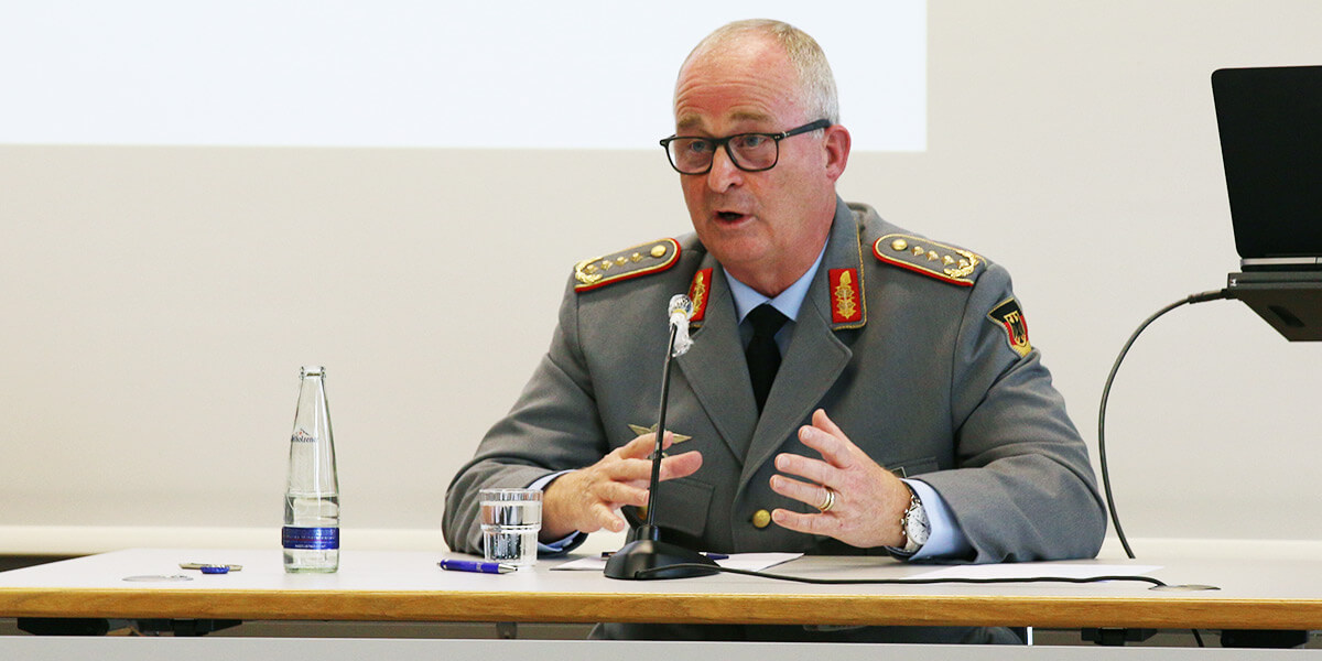 General Eberhard Zorn, Generalinspekteur der Bundeswehr, bei einem Vortrag an der Akademie für Politische Bildung in Tutzing