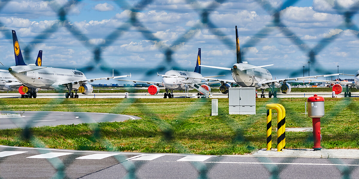 Mehrere Flugzeuge parken auf dem Rollfeld eines Flughafens