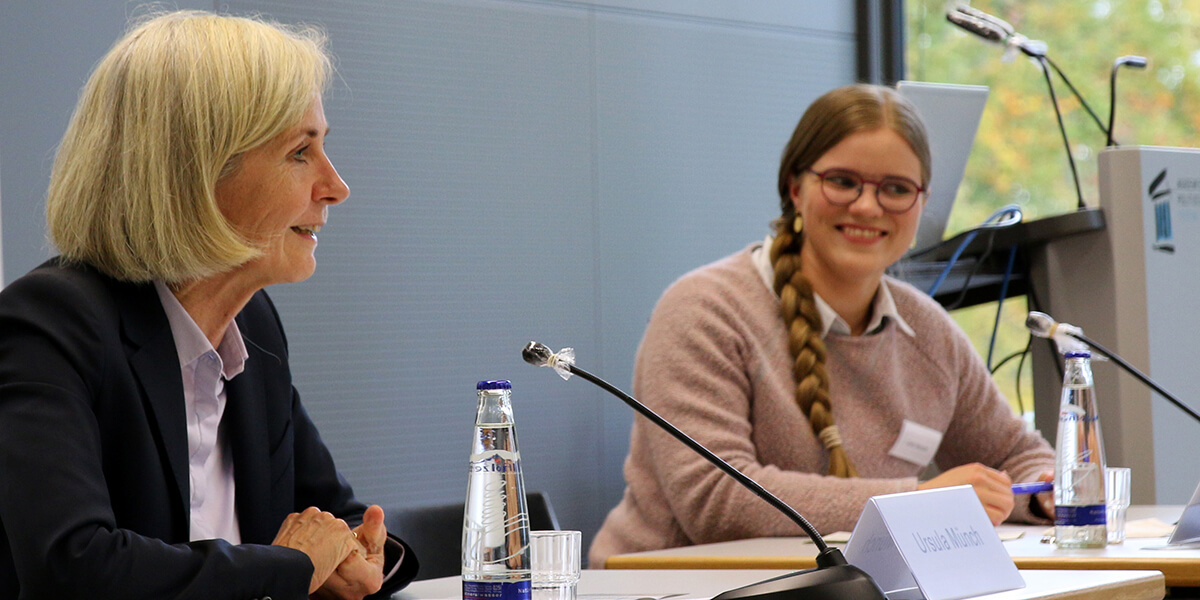 Ursula Münch und Carolin Neumann auf dem Podium der Akademie für Politische Bildung