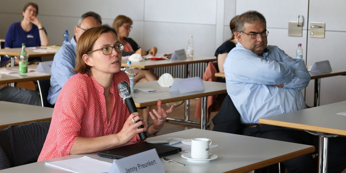Die Referentin Jenny Preunkert stellt eine Frage aus dem Publikum.