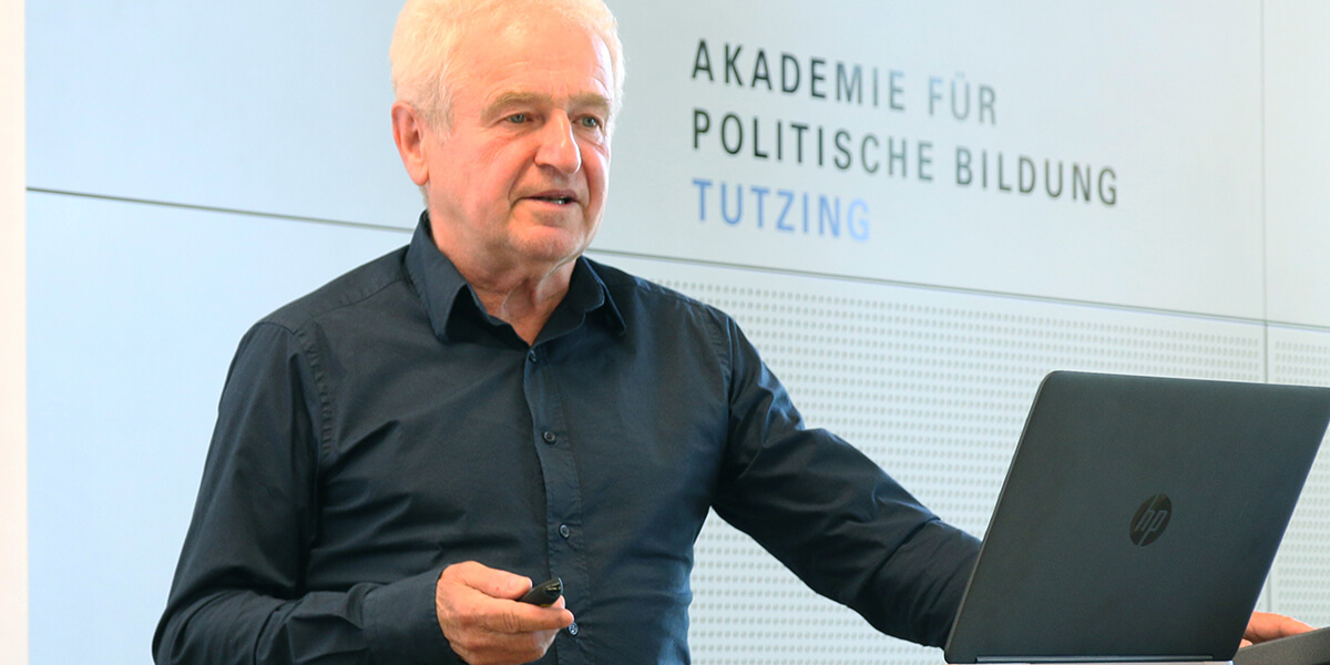 Armin Scherb hält einen Vortrag auf dem Podium der Akademie für Politische Bildung