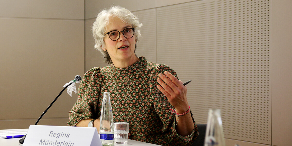 Regina Münderlein von der Hochschule Kempten bei einer Diskussion auf dem Podium der Akademie für Politische Bildung in Tutzing
