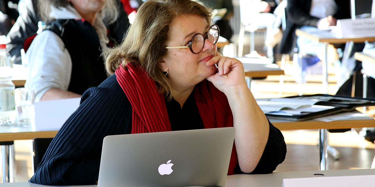 Die Historikerin Silke Fehlemann sitzt an der Akademie für Politische Bildung im Publikum und lauscht einem Vortrag.