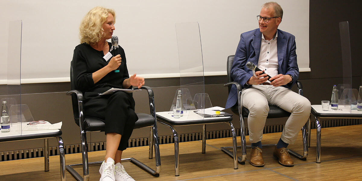 Gesine Dorschner von der Gruppe "Die Künstler aus dem Einbauschrank" und Gero Kellermann von der Akademie für Politische Bildung auf der Veranstaltung "Kultur- und Kreativwirtschaft"