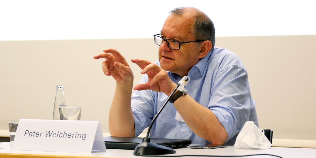 Der Journalist Peter Welchering auf dem Podium der Akademie für Politische Bildung