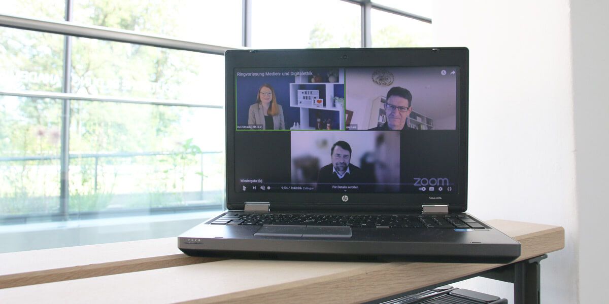 Auf einem Laptop ist das Podiumsgespräch des ersten Vortrags der Ringvorlesung Medien- und Digitalethik zu sehen. 