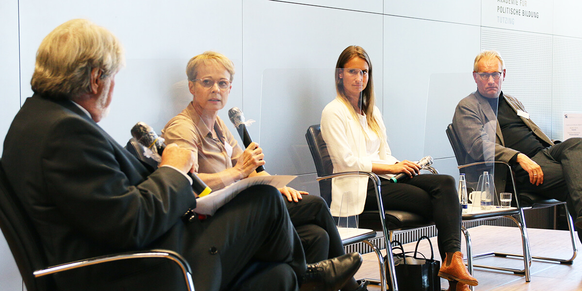 Beate Winterer, Michael Schröder, Antonia Kreitner und Ursula Münch bei der Übergabe des Schröder-Reports zum Abschied des Akademie-Dozenten