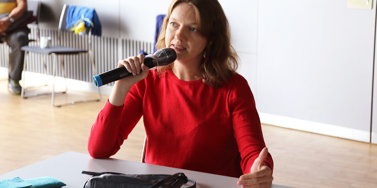 Olga Dryndova spricht auf der Tagung "30 Jahre nach Ende der Sowjetunion" über Belarus