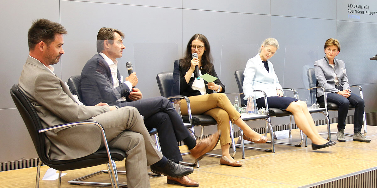Markus Zimmer, Martin Stuchtey, Giulia Mennillo, Monika Kratzer und Barbara Scheitz bei einer Podiumsdiskussion zur Umwelt- und Klimapolitik an der Akademie für Politische Bildung