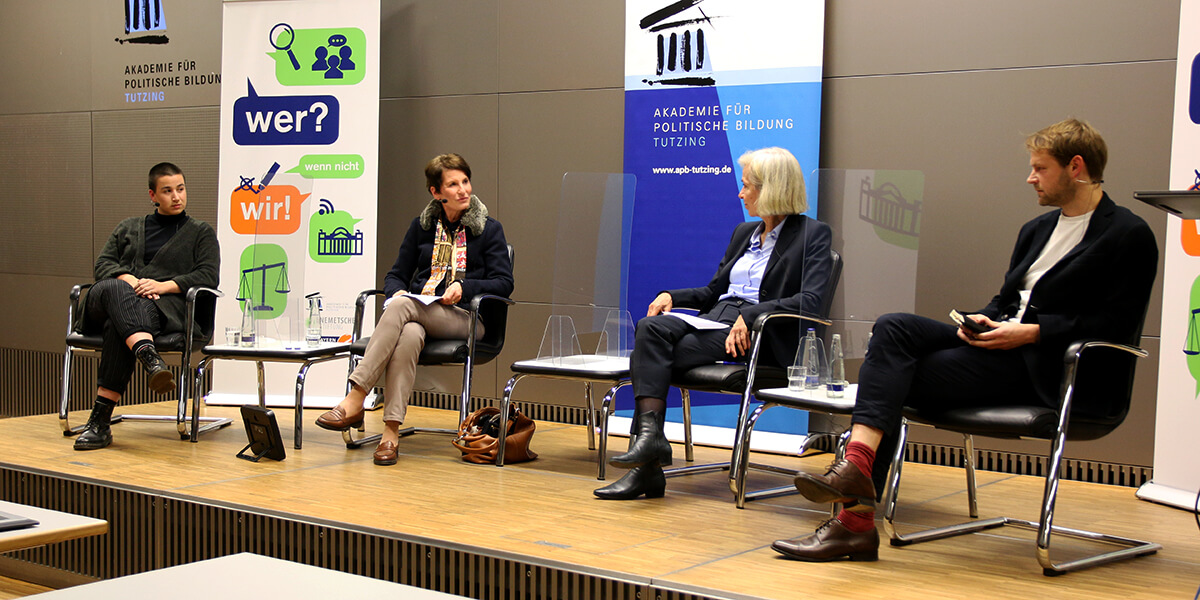 Franziska Heinisch, Stephanie Heinzeller, Ursula Münch und Simon Strohmenger auf einer Podiumsdiskussion an der Akademie für Politische Bildung in Tutzing