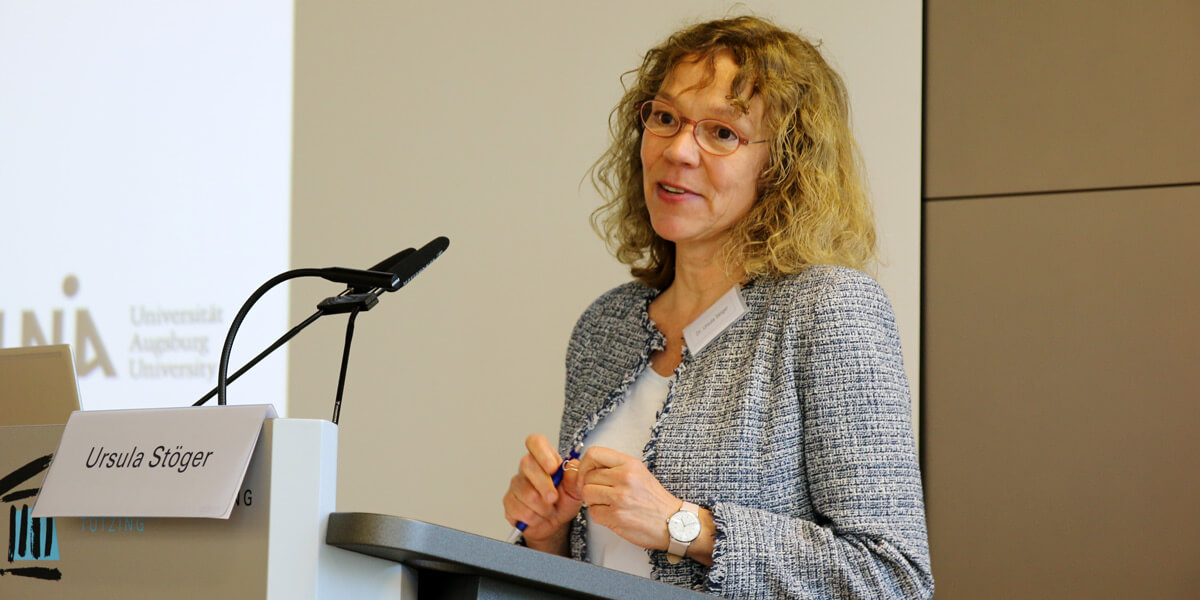 Ursula Stöger von der Universität Augsburg spricht auf dem Podium der Akademie für Politische Bildung.