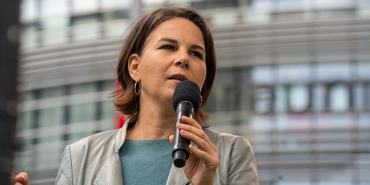 Annalena Baerbock in Nahaufnahme mit einer Mikrofon in der Hand