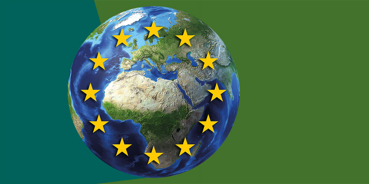 Weltkugel, umrandet von Sternen der Europa-Flagge