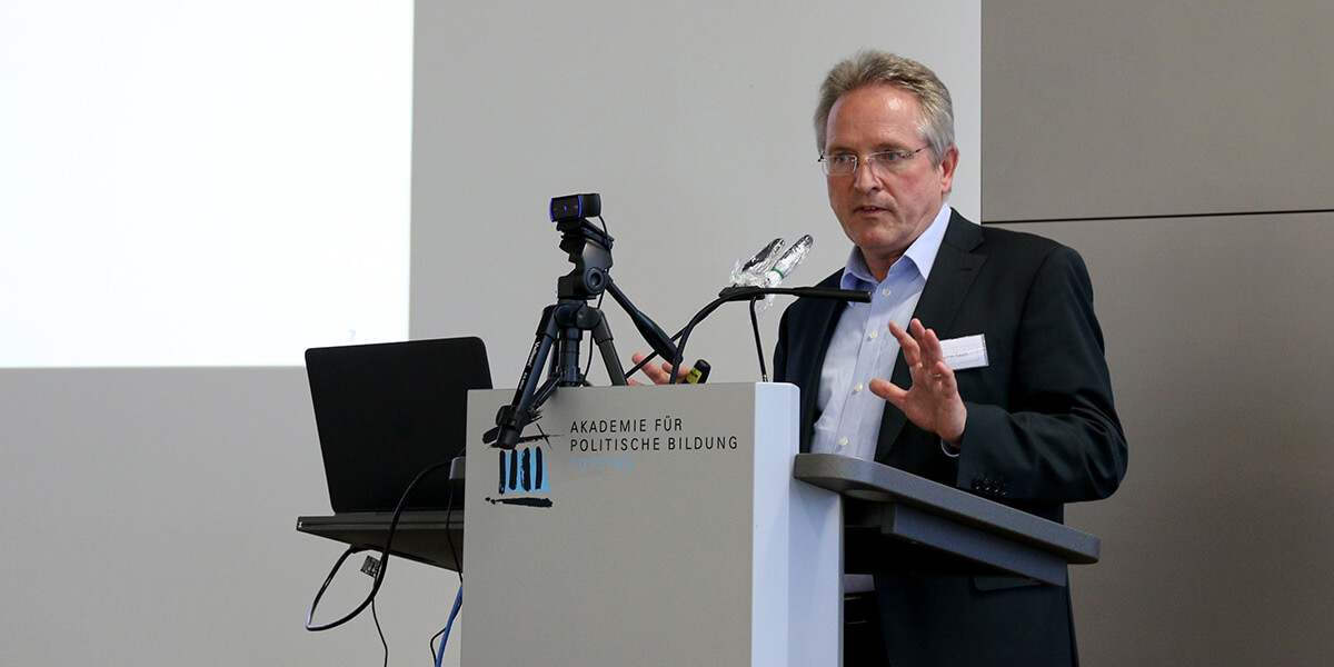 Ernst Rauch spricht auf dem Podium der Akademie für Politische Bildung 