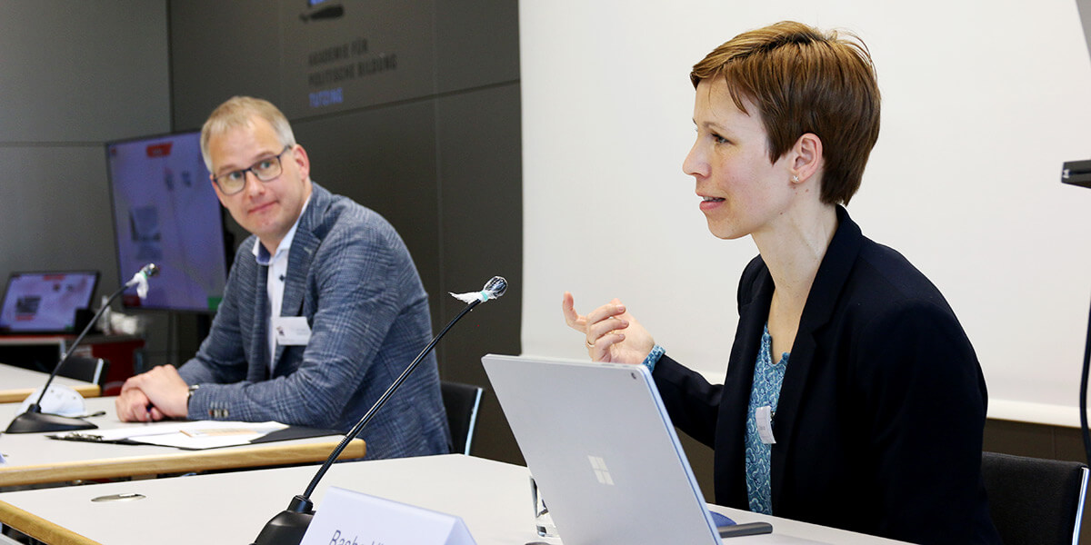 Gero Kellermann und Basha Vicari auf dem Podium der Akademie für Politische Bildung