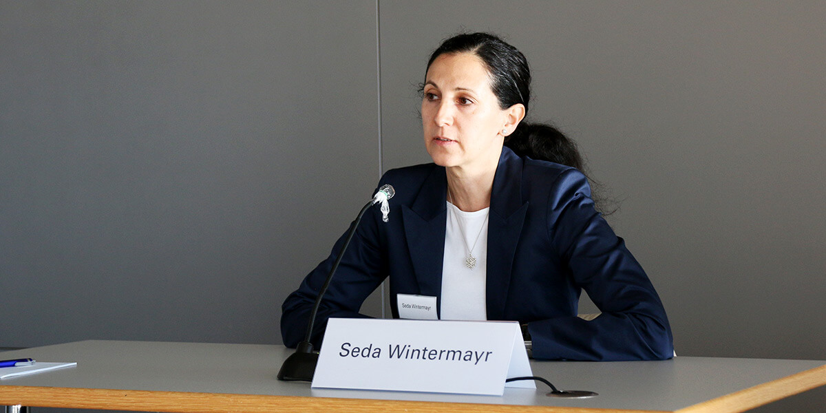 Seda Wintermayr von der Deutschen Hochschule der Polizei auf dem Podium der Akademie für Politische Bildung