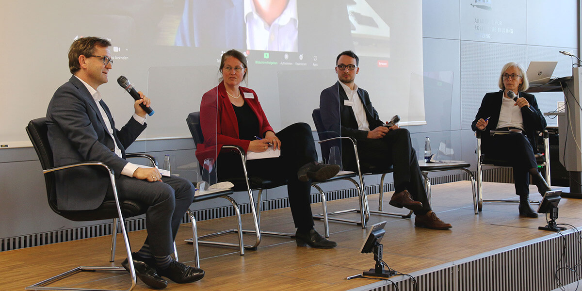 Wissenschaftlerinnen und Wissenschaftler diskutieren auf dem Podium der Akademie für Politische Bildung über Resilienz in der Wissenschaft