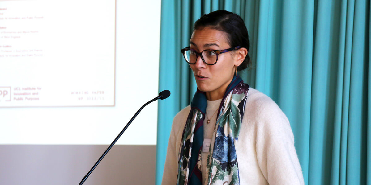 Katie Kedward vom University College London am Rednerpult der Akademie für Politische Bildung