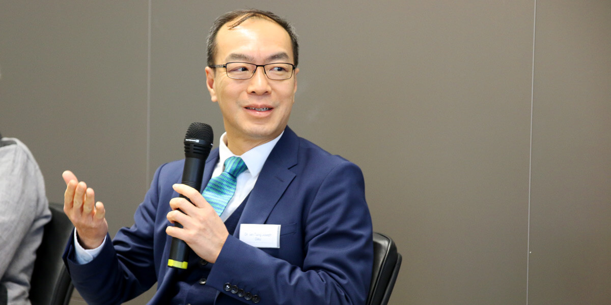 Ian-Tsing Dieu, Generaldirektor der Taipeh Vertretung in München, auf dem Podium der Akademie für Politische Bildung