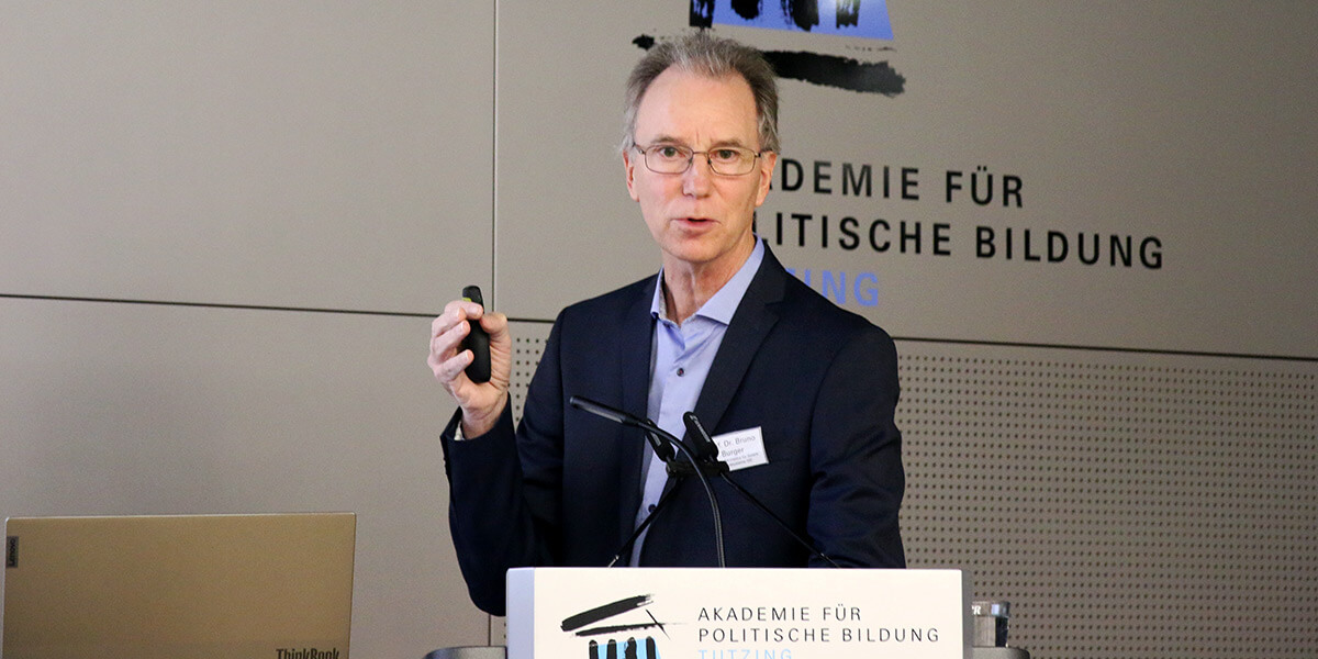Bruno Burger spricht am Pult der Akademie für Politische Bildung