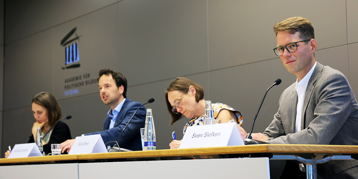 Eva Heidbreder, Andreas Kalina, Silke Beck und Sven T. Siefken sitzen auf dem Podium der Akademie für Politische Bildung.